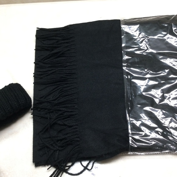 Pom hat and scarf - Picture 3 of 7